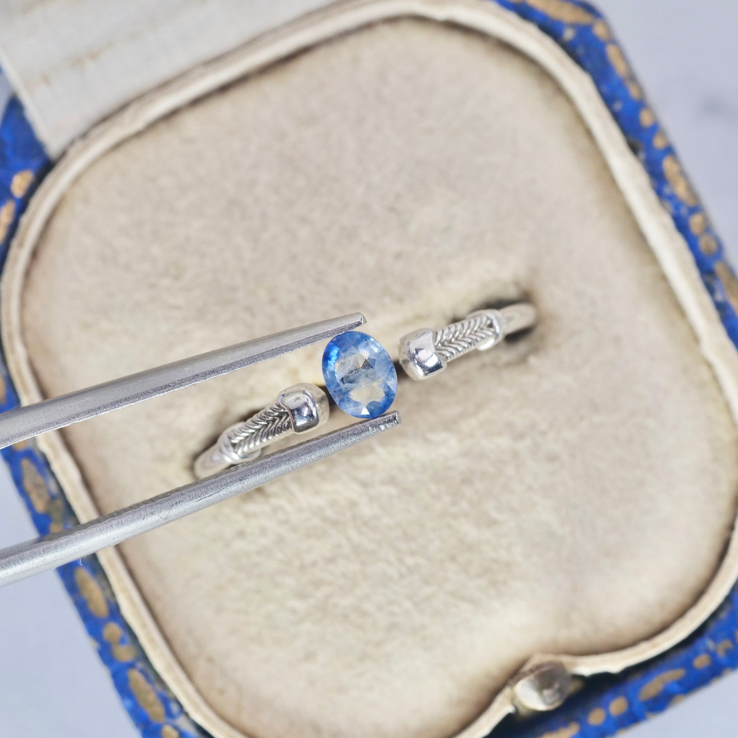 バイカラーサファイア 0.32ct オーバルカット 4.5mm×3.5mm×1.9mm【MJ2879】