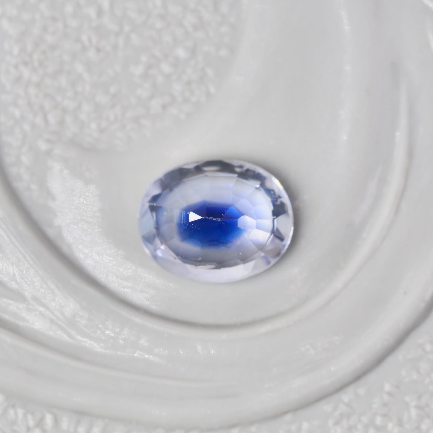 バイカラーサファイア 0.30ct オーバルカット 4.4mm×3.5mm×2.1mm【MJ2880】