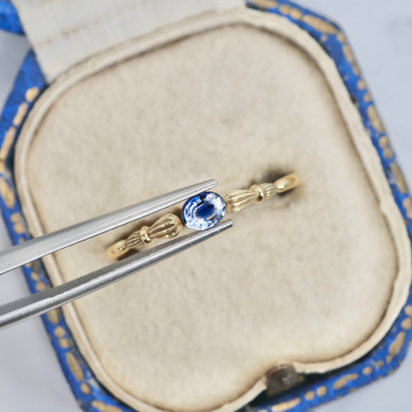 バイカラーサファイア 0.30ct オーバルカット 4.4mm×3.5mm×2.1mm【MJ2880】