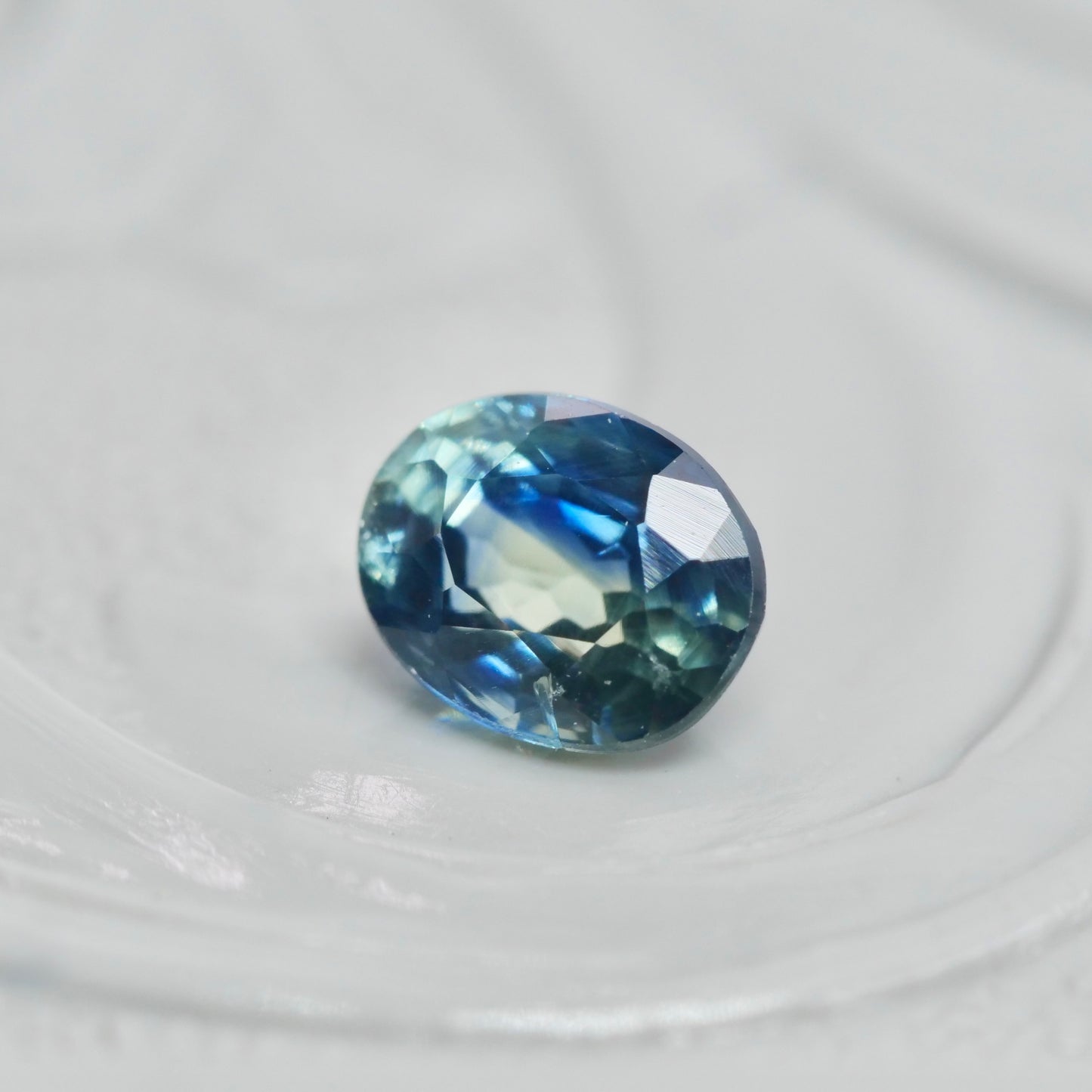 バイカラーサファイア 0.36ct オーバルカット 4.3mm×3.5mm×2.5mm【MJ2881】