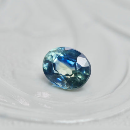 バイカラーサファイア 0.36ct オーバルカット 4.3mm×3.5mm×2.5mm【MJ2881】