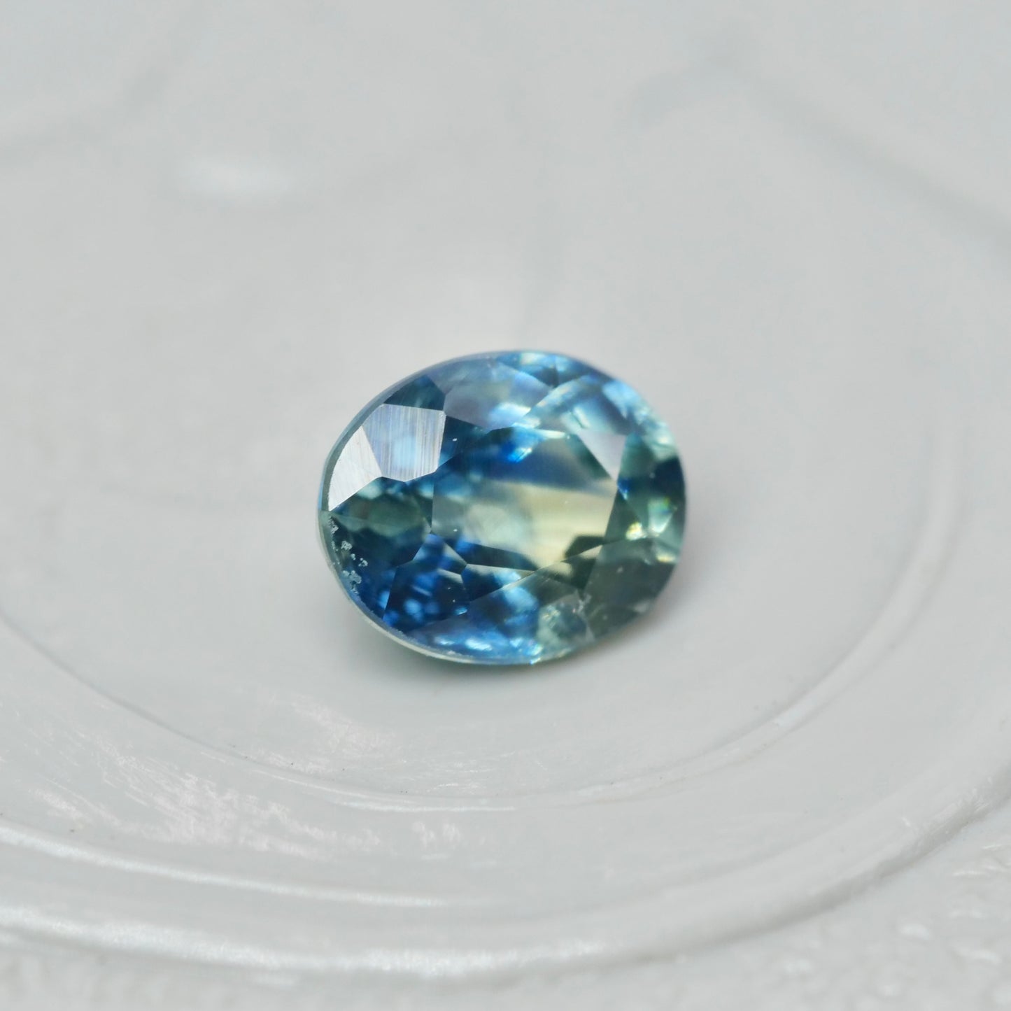 バイカラーサファイア 0.36ct オーバルカット 4.3mm×3.5mm×2.5mm【MJ2881】