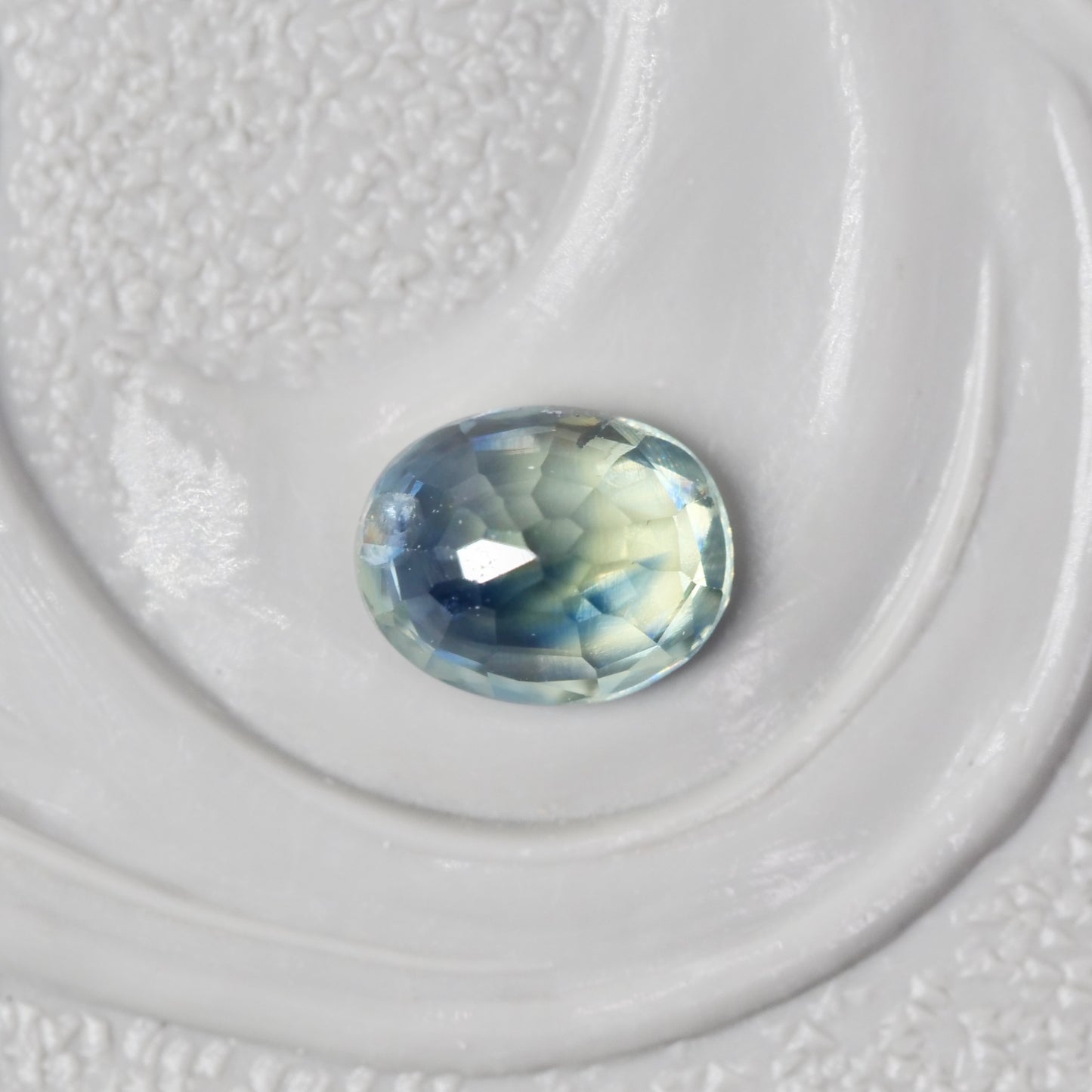 バイカラーサファイア 0.36ct オーバルカット 4.3mm×3.5mm×2.5mm【MJ2881】