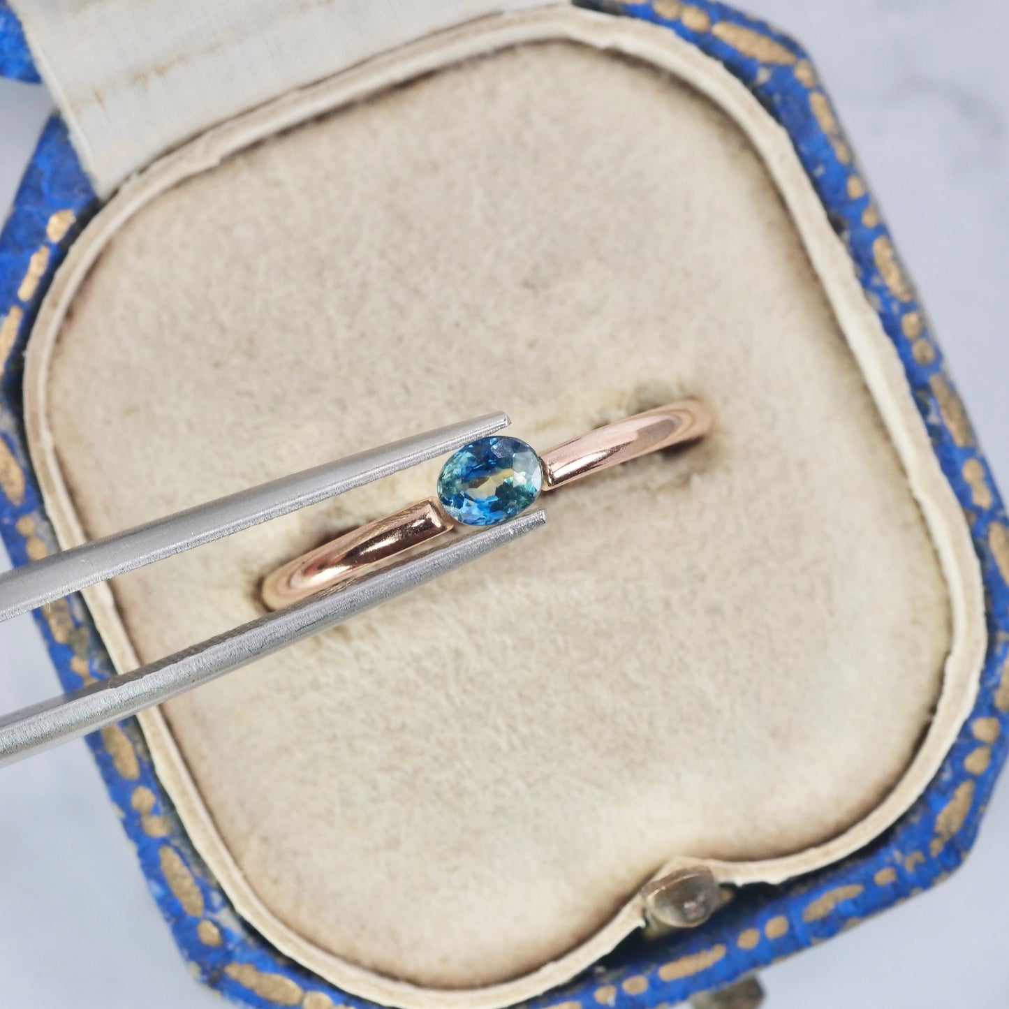 バイカラーサファイア 0.36ct オーバルカット 4.3mm×3.5mm×2.5mm【MJ2881】