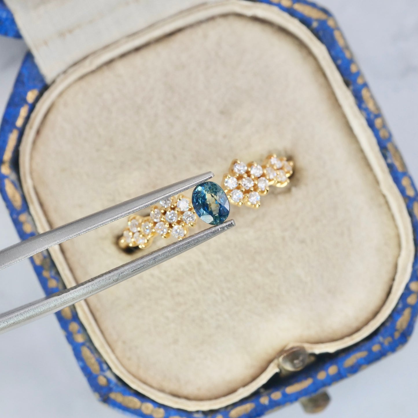 バイカラーサファイア 0.36ct オーバルカット 4.3mm×3.5mm×2.5mm【MJ2881】