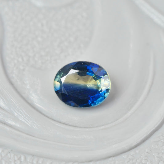 バイカラーサファイア 0.31ct オーバルカット 4.3mm×3.5mm×2.5mm【MJ2882】