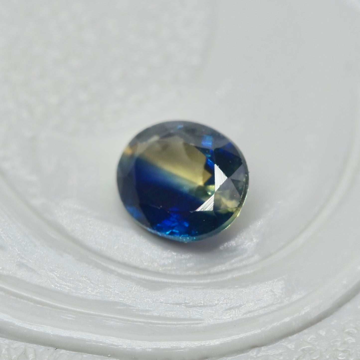 バイカラーサファイア 0.31ct オーバルカット 4.3mm×3.5mm×2.5mm【MJ2882】