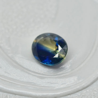 バイカラーサファイア 0.31ct オーバルカット 4.3mm×3.5mm×2.5mm【MJ2882】