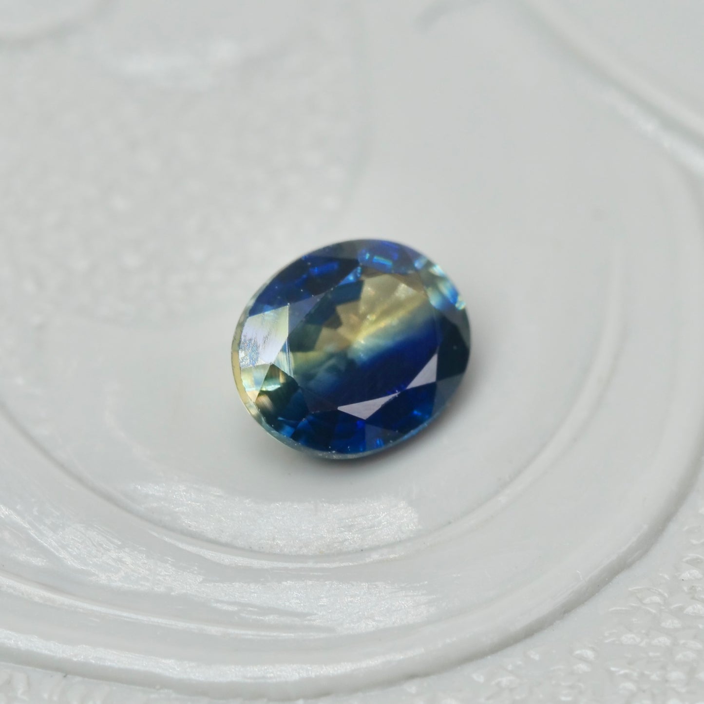 バイカラーサファイア 0.31ct オーバルカット 4.3mm×3.5mm×2.5mm【MJ2882】