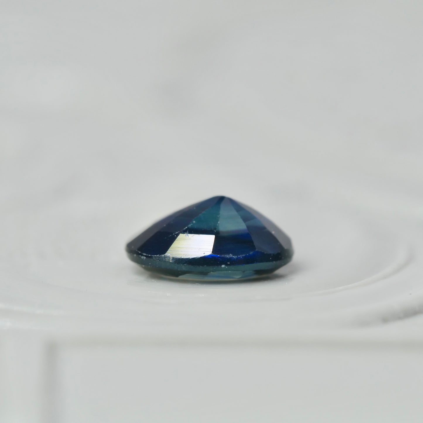バイカラーサファイア 0.31ct オーバルカット 4.3mm×3.5mm×2.5mm【MJ2882】