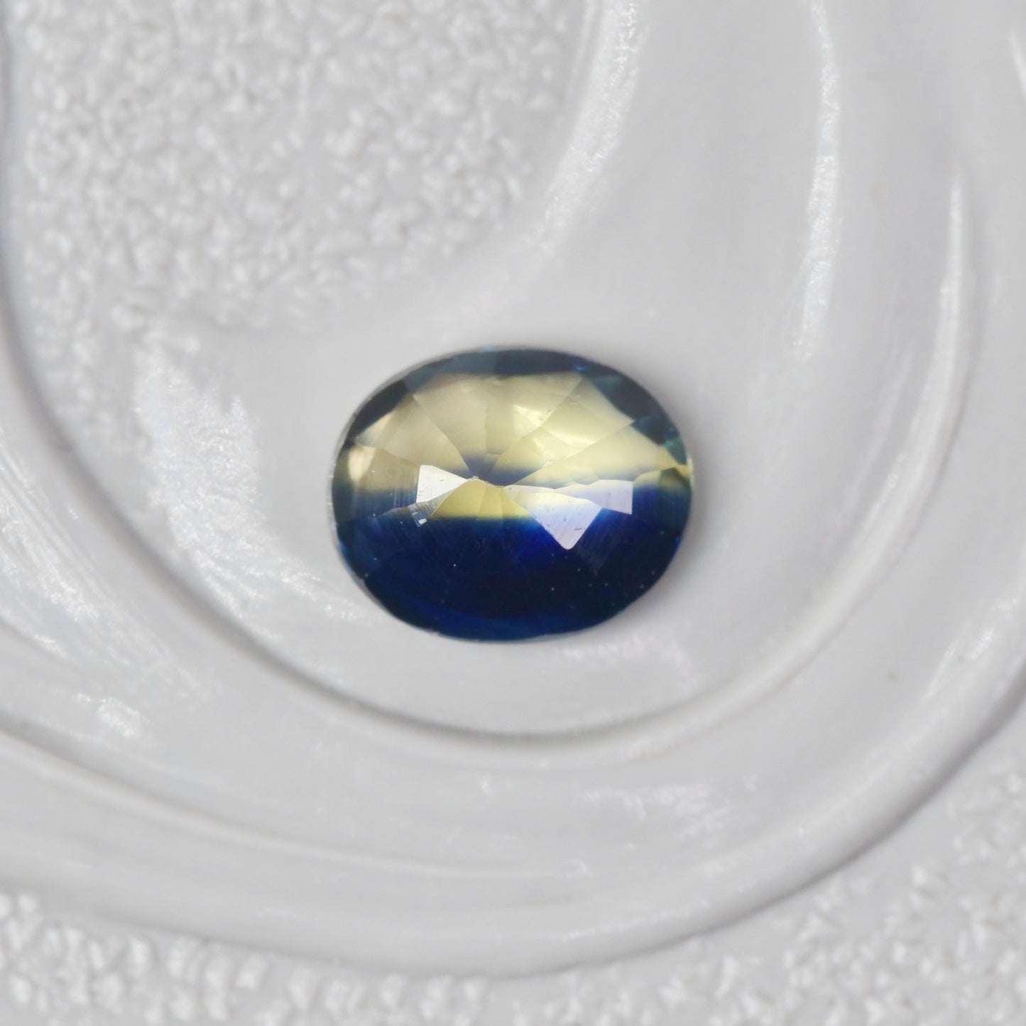 バイカラーサファイア 0.31ct オーバルカット 4.3mm×3.5mm×2.5mm【MJ2882】