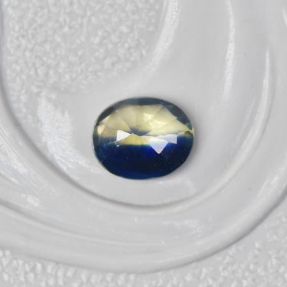 バイカラーサファイア 0.31ct オーバルカット 4.3mm×3.5mm×2.5mm【MJ2882】