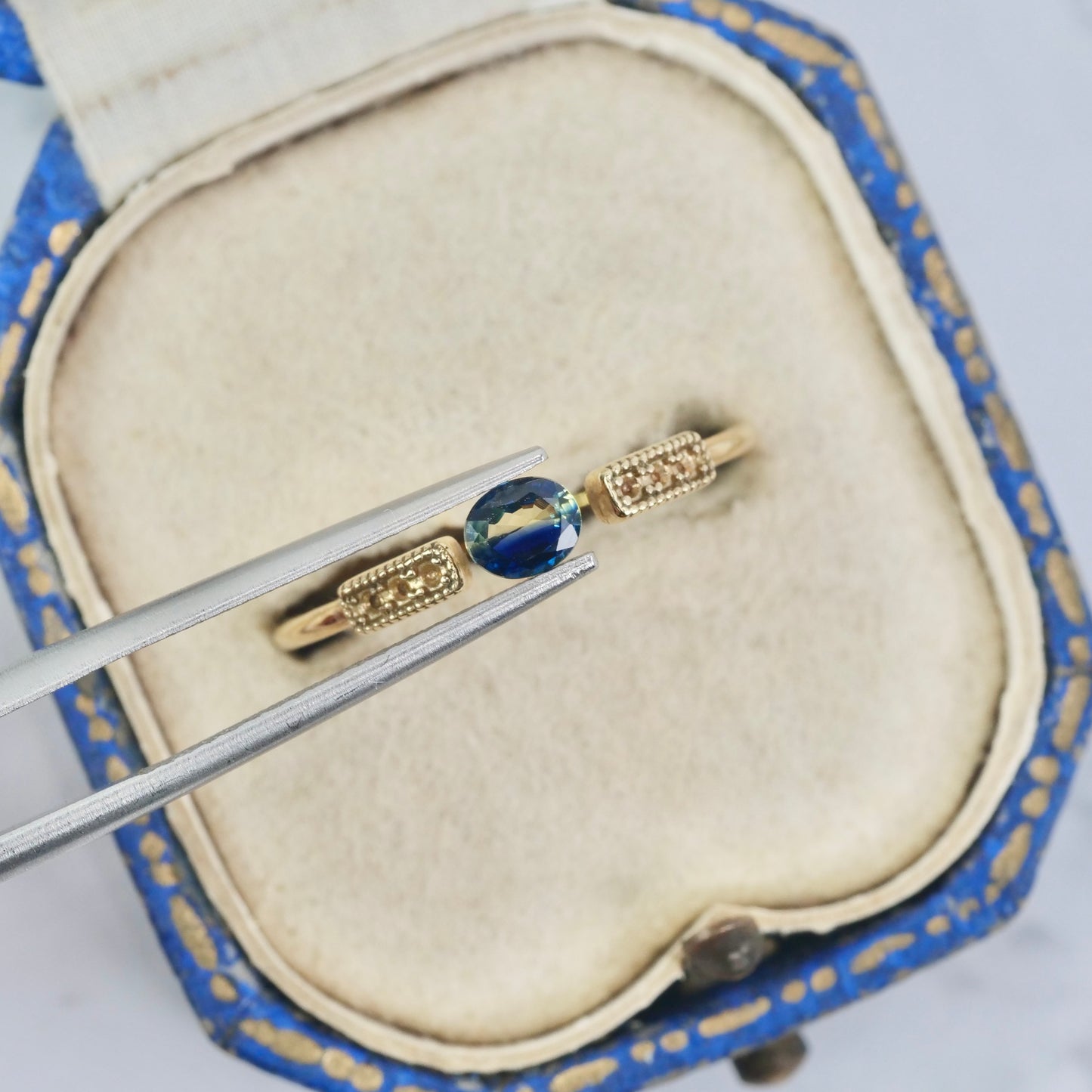 バイカラーサファイア 0.31ct オーバルカット 4.3mm×3.5mm×2.5mm【MJ2882】