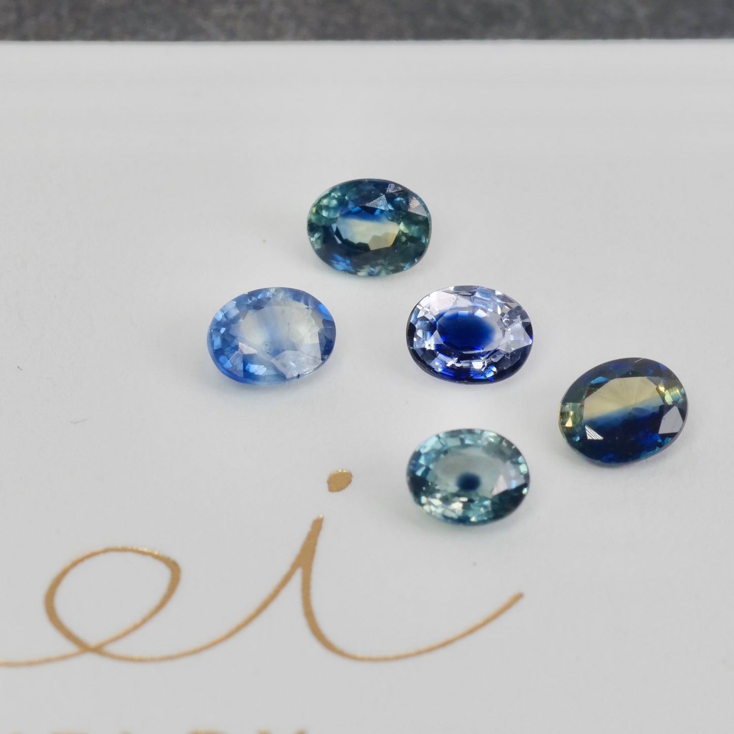 バイカラーサファイア 0.32ct オーバルカット 4.5mm×3.5mm×1.9mm【MJ2879】