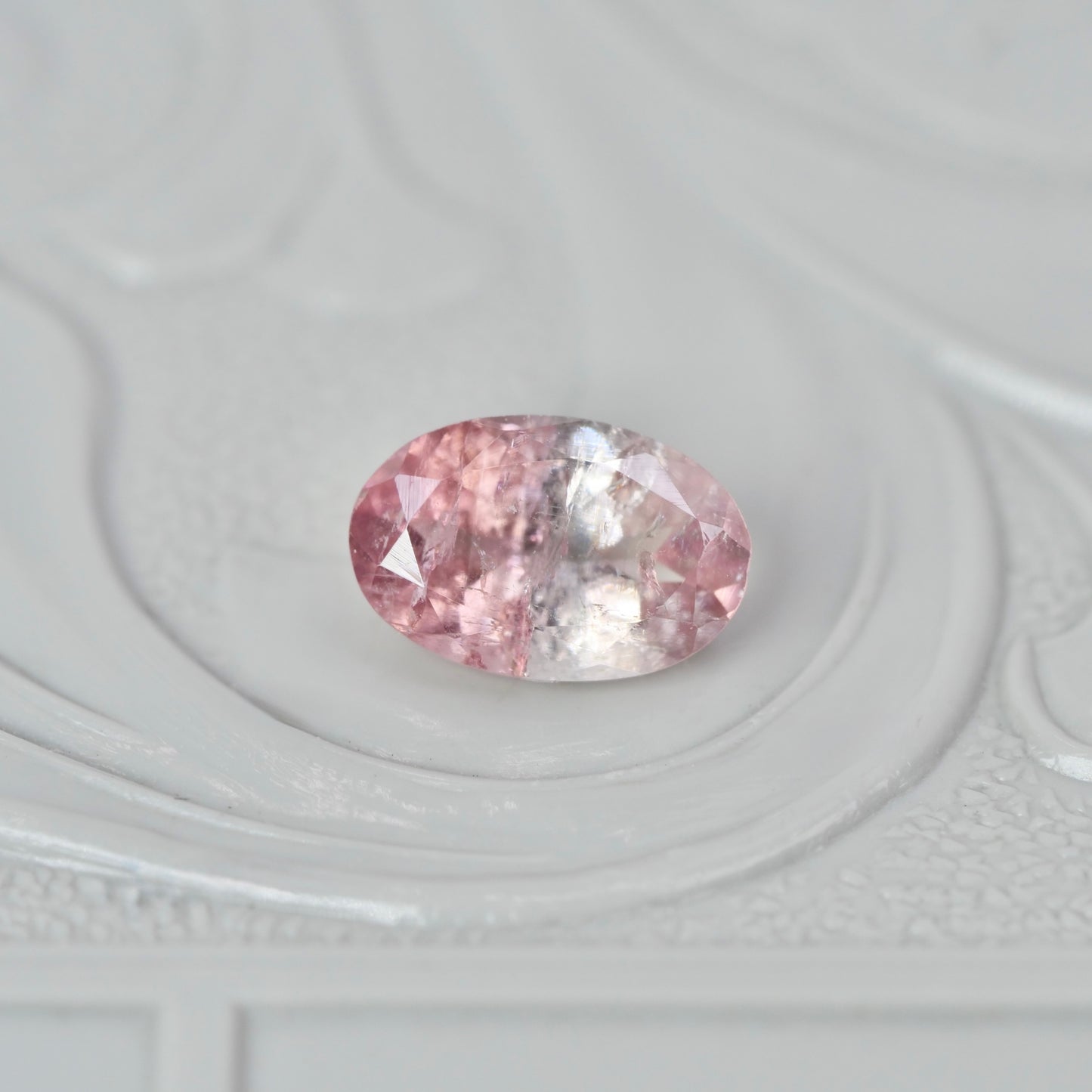バイカラートルマリン 0.49ct オーバルカット 6.1mm×4.0mm×2.8mm【MJ2980】
