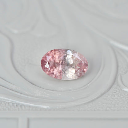 バイカラートルマリン 0.49ct オーバルカット 6.1mm×4.0mm×2.8mm【MJ2980】