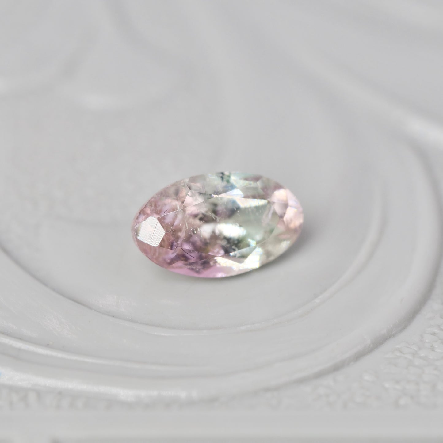 バイカラートルマリン 0.28ct オーバルカット 5.1mm×3.0mm×2.7mm【MJ2981】