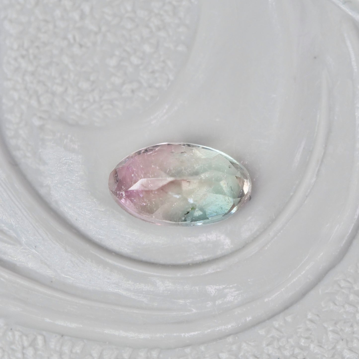 バイカラートルマリン 0.28ct オーバルカット 5.1mm×3.0mm×2.7mm【MJ2981】