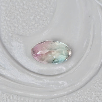 バイカラートルマリン 0.28ct オーバルカット 5.1mm×3.0mm×2.7mm【MJ2981】