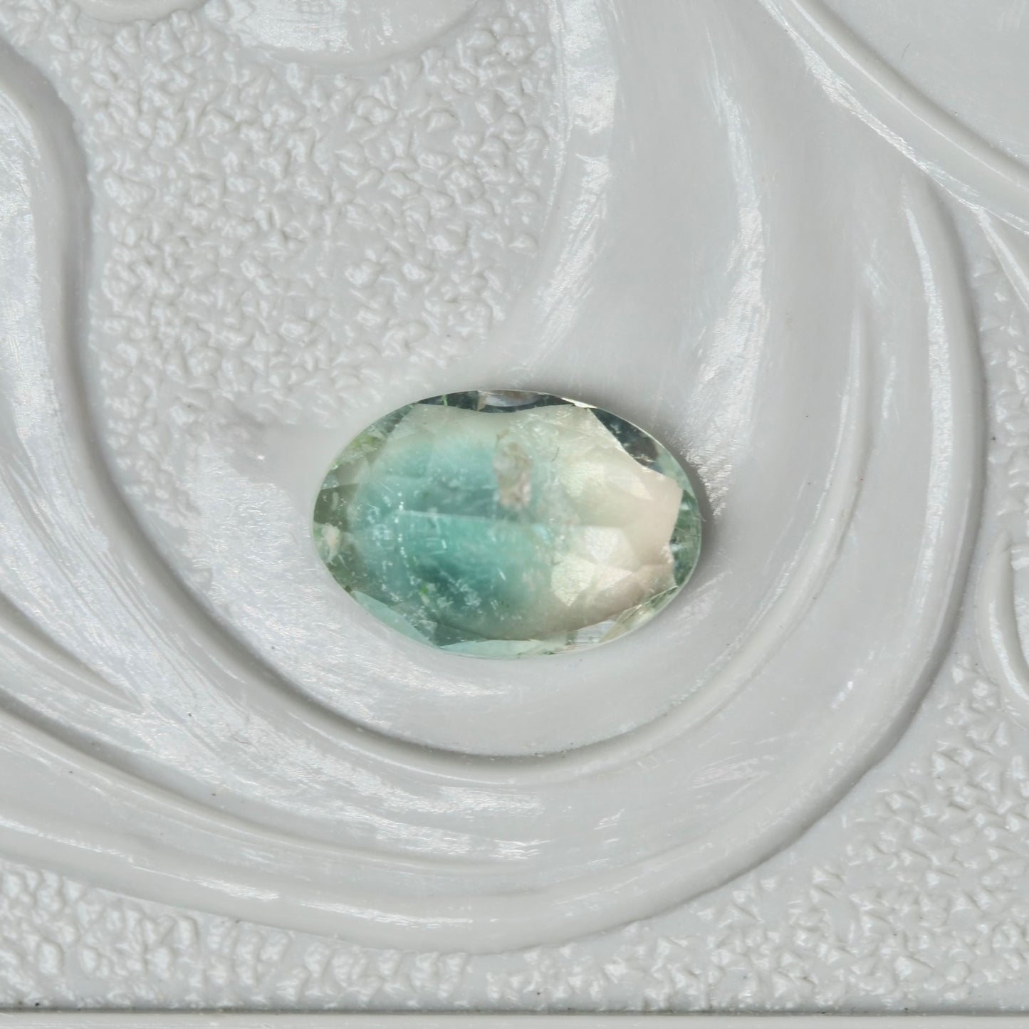 バイカラートルマリン 0.44ct オーバルカット 5.9mm×4.1mm×2.6mm【MJ2984】