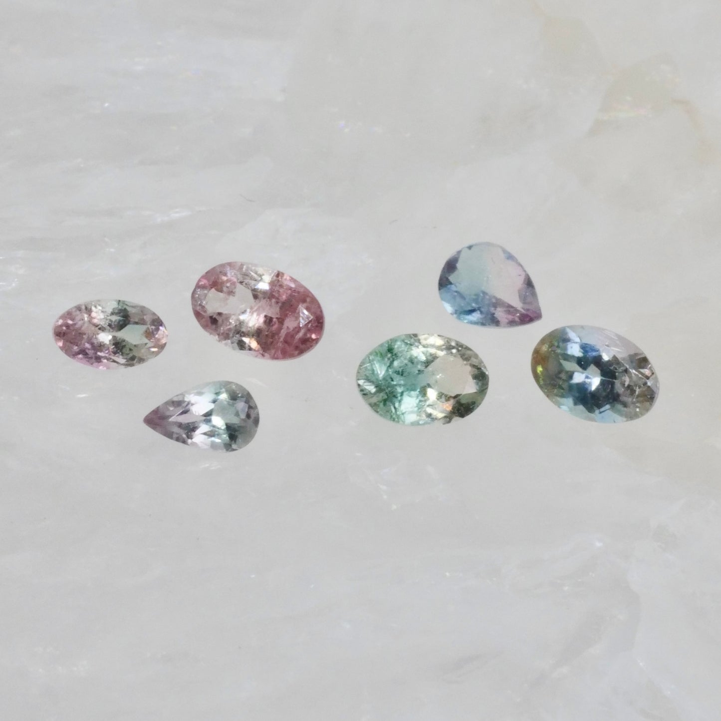 バイカラートルマリン 0.44ct オーバルカット 5.9mm×4.1mm×2.6mm【MJ2984】