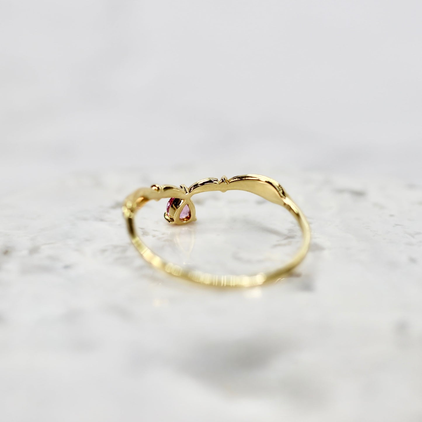 パパラチアサファイア 0.151ct ペアシェイプカット K18YG 3本爪×アンティークVアーム【MJ2847】