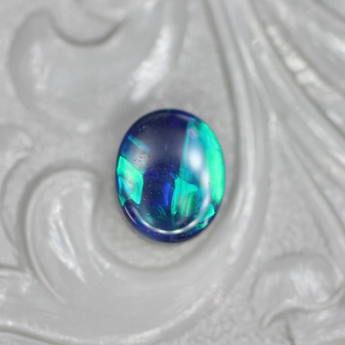 ブラックオパール 0.58ct オーバルカボションカット 6.2mm×5.1mm×2.9mm【MJ2647】