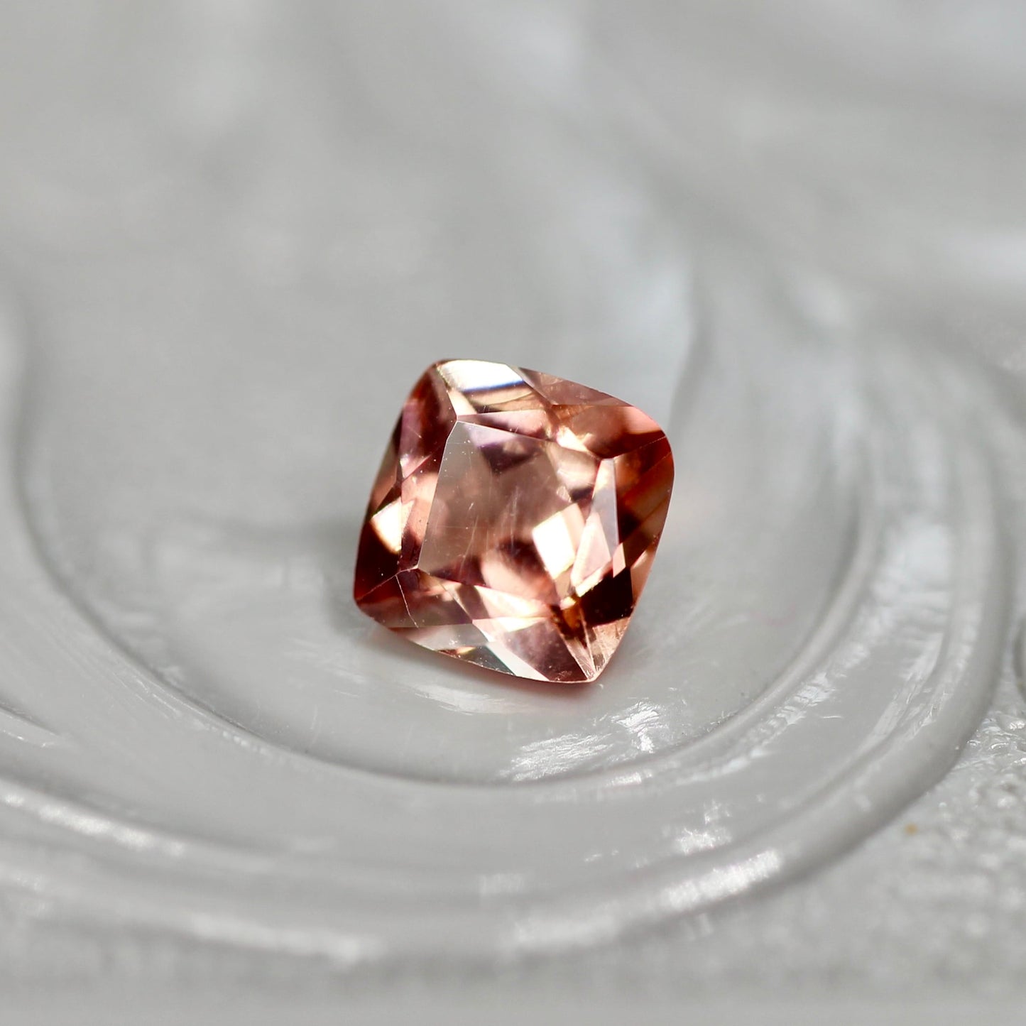 バイカラーラブラドライト 0.26ct クッションカット 4.2mm×4.2mm×2.8mm【MJ2561】