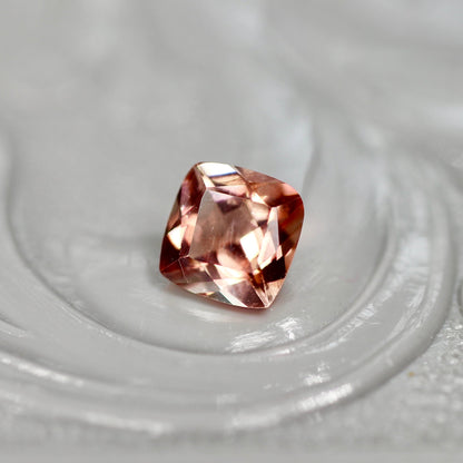 バイカラーラブラドライト 0.26ct クッションカット 4.2mm×4.2mm×2.8mm【MJ2561】