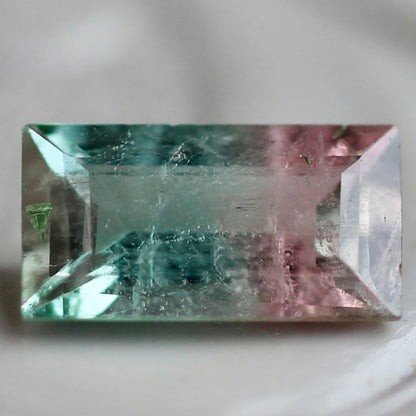 バイカラートルマリン 0.34ct 6mm×3.3mm 【MJ2424】