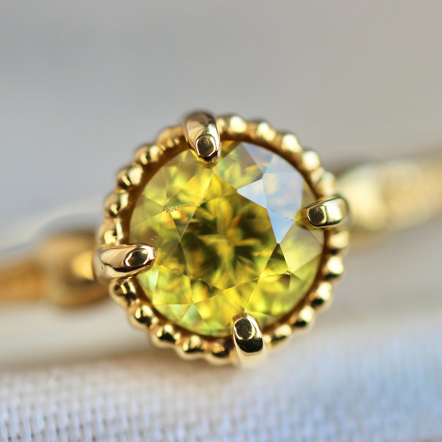 スフェーン0.56ct K18YG ミルフレーム×ヘリンボーンアーム リング 【MJ2405】