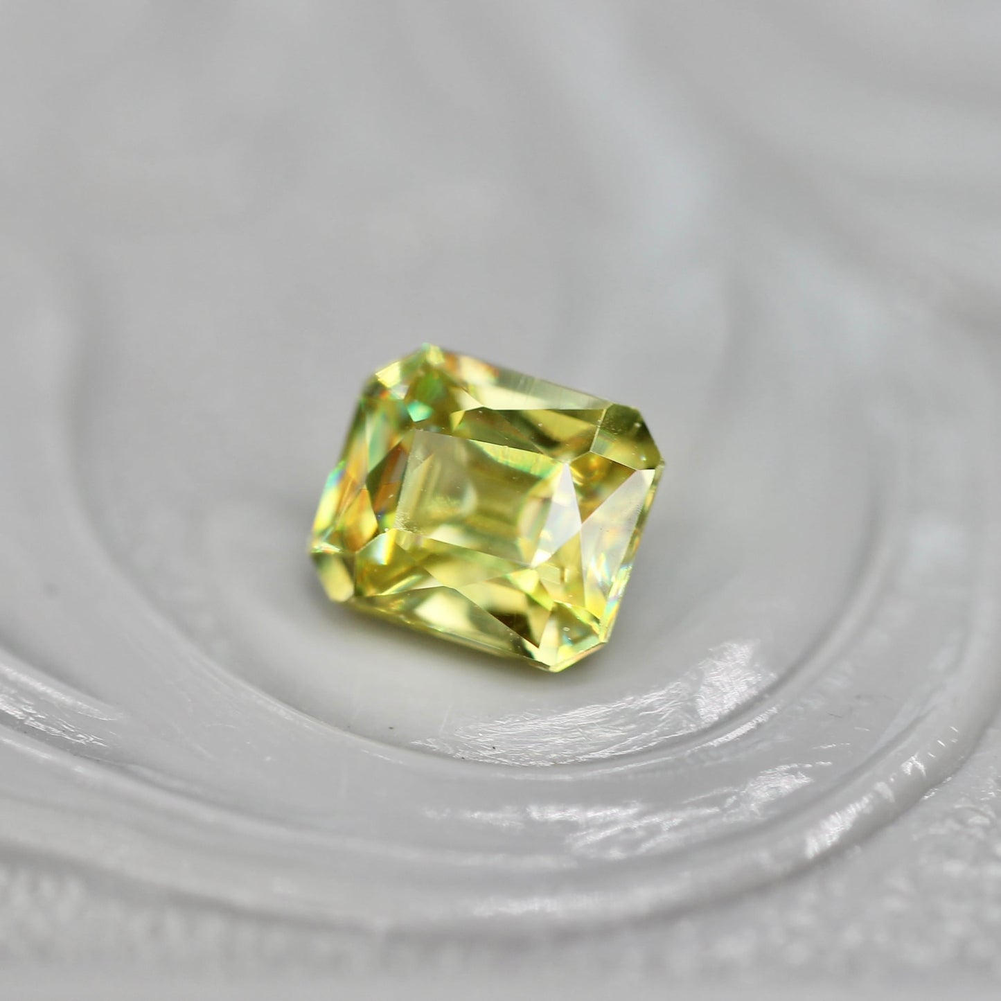 スフェーン 0.45ct ラディアントミックスカット 4.2mm×3.5mm×2.4mm【MJ2726】