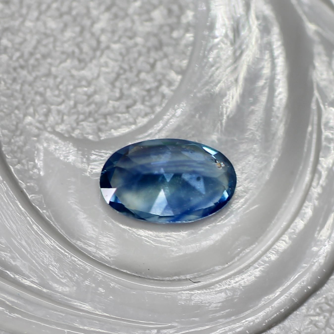 モンタナサファイア 0.29ct オーバルカット  4.9mm×3.0mm×2.1mm【MJ2730】