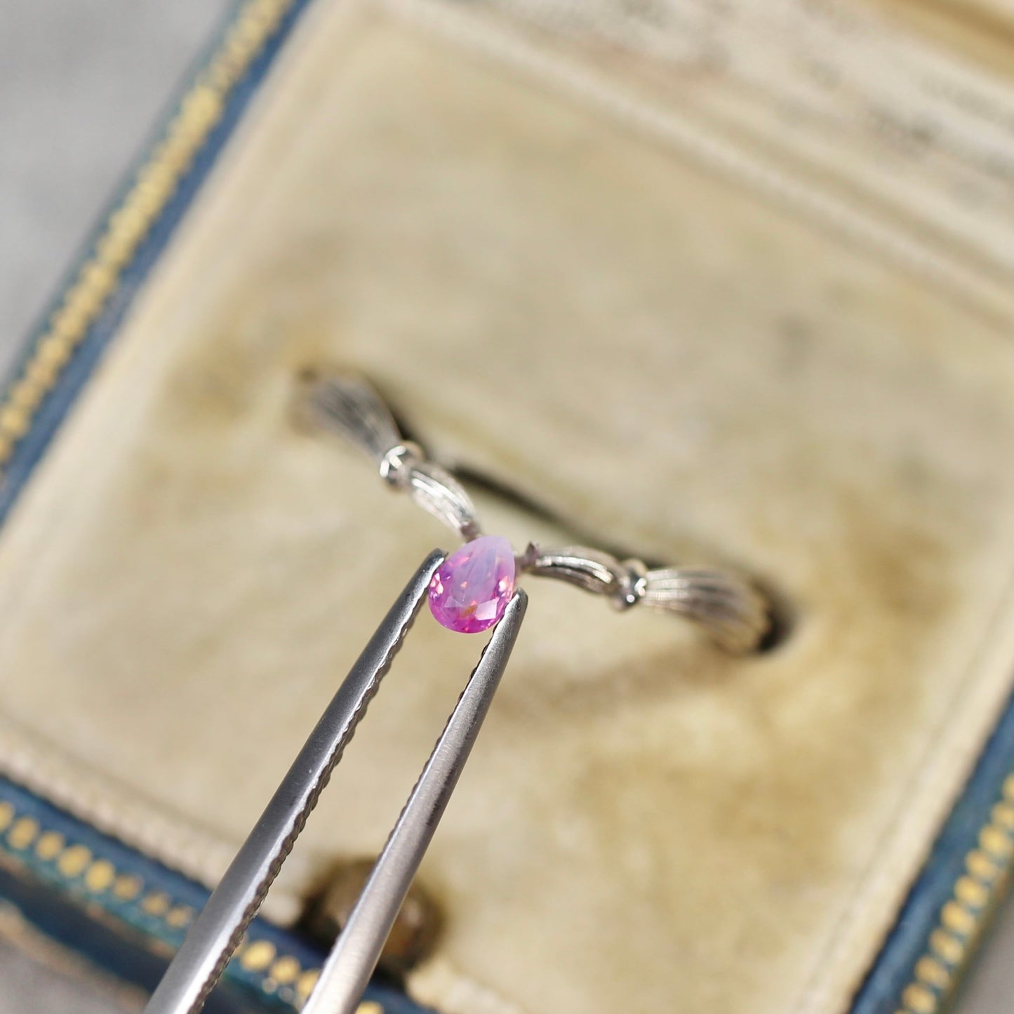 ペアシェイプ カット シルキーパープルピンク バイカラーサファイア　0.12ct  3.2mm×2.3mm×1.3mm 【MJ2523】