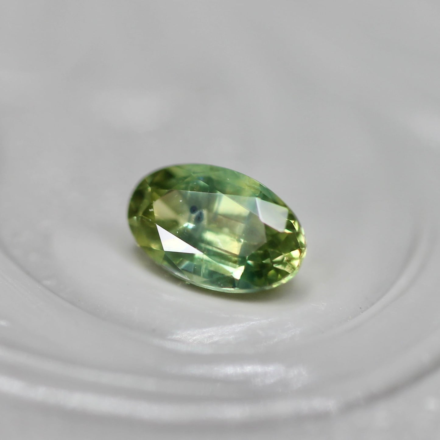 モンタナサファイア 0.32ct オーバルカット  5.1mm×3.1mm×2.3mm【MJ2735】