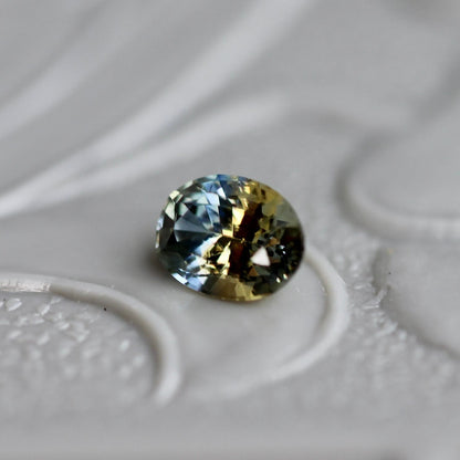 バイカラーサファイア 0.2ct 3mm×3.9mm 【MJ2418】