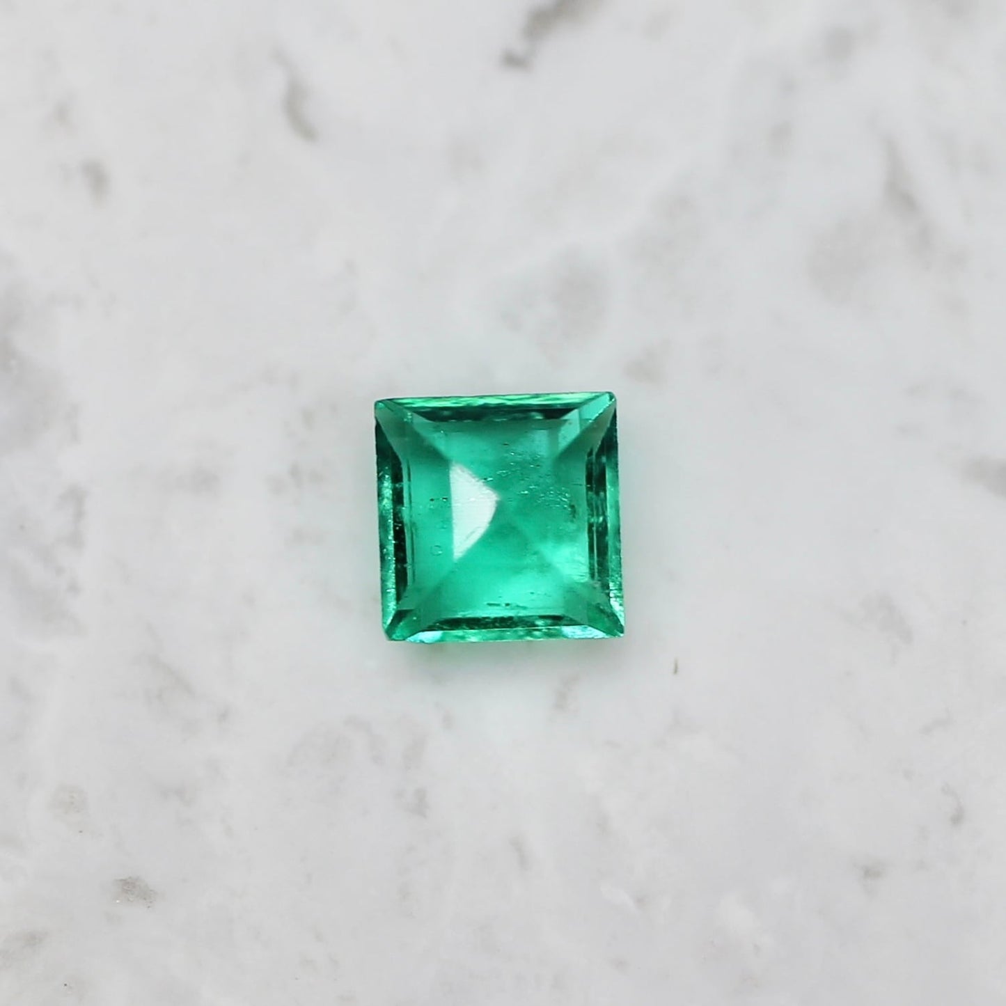 エメラルド 0.10ct スクエアカット 2.9mm×2.9mm×1.8mm【MJ2675】