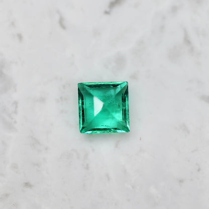 エメラルド 0.10ct スクエアカット 2.9mm×2.9mm×1.8mm【MJ2675】