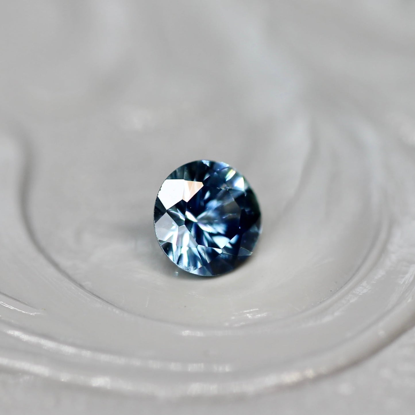 モンタナサファイア 0.25ct ラウンドカット 3.8mm×3.8mm×2.5mm アメリカ・モンタナ州産 紫陽花【MJ2598】