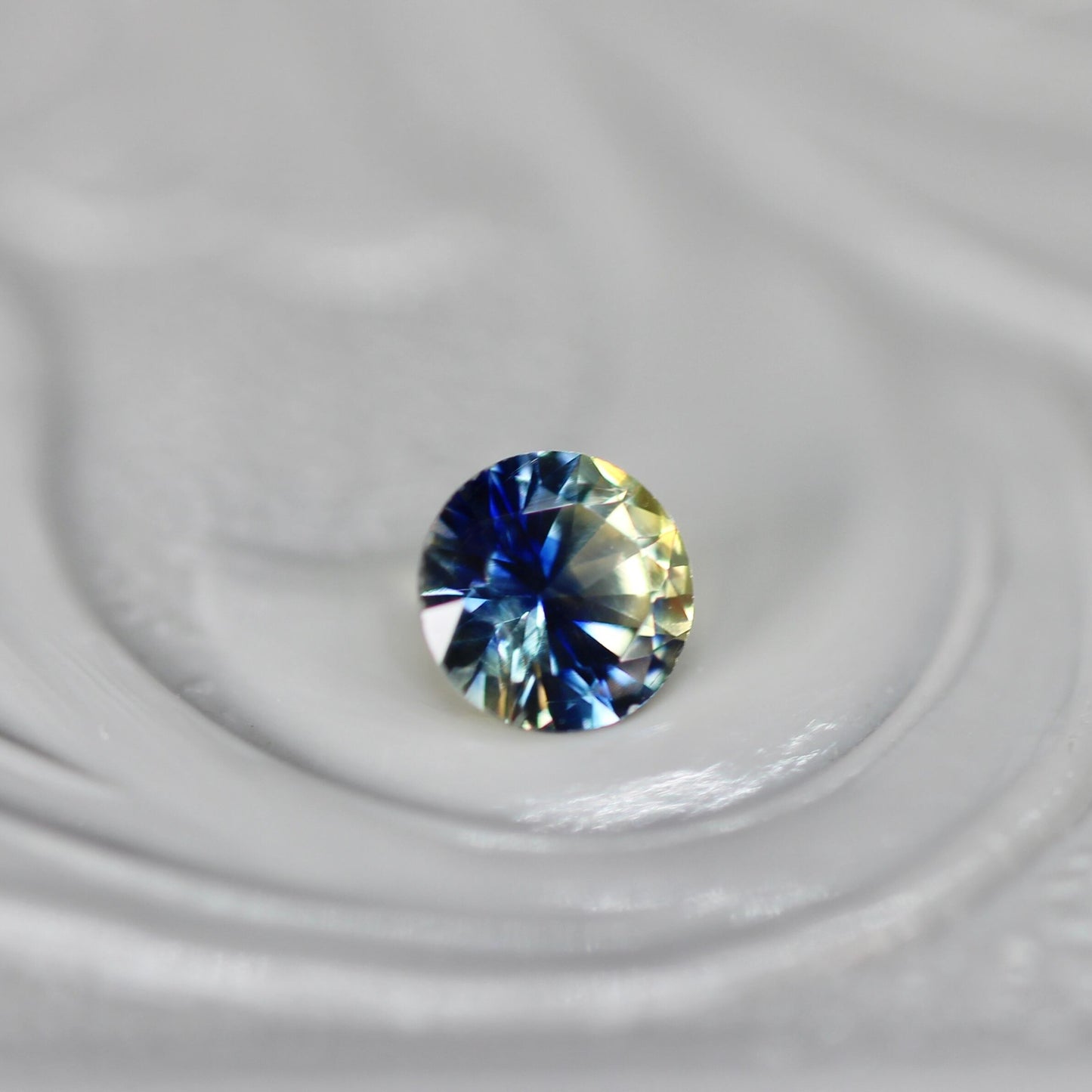 ラウンドカット バイカラーサファイア 0.19ct  3.1mm×3.1mm×1.7mm【MJ2541】