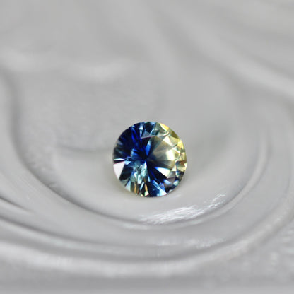 ラウンドカット バイカラーサファイア 0.19ct  3.1mm×3.1mm×1.7mm【MJ2541】