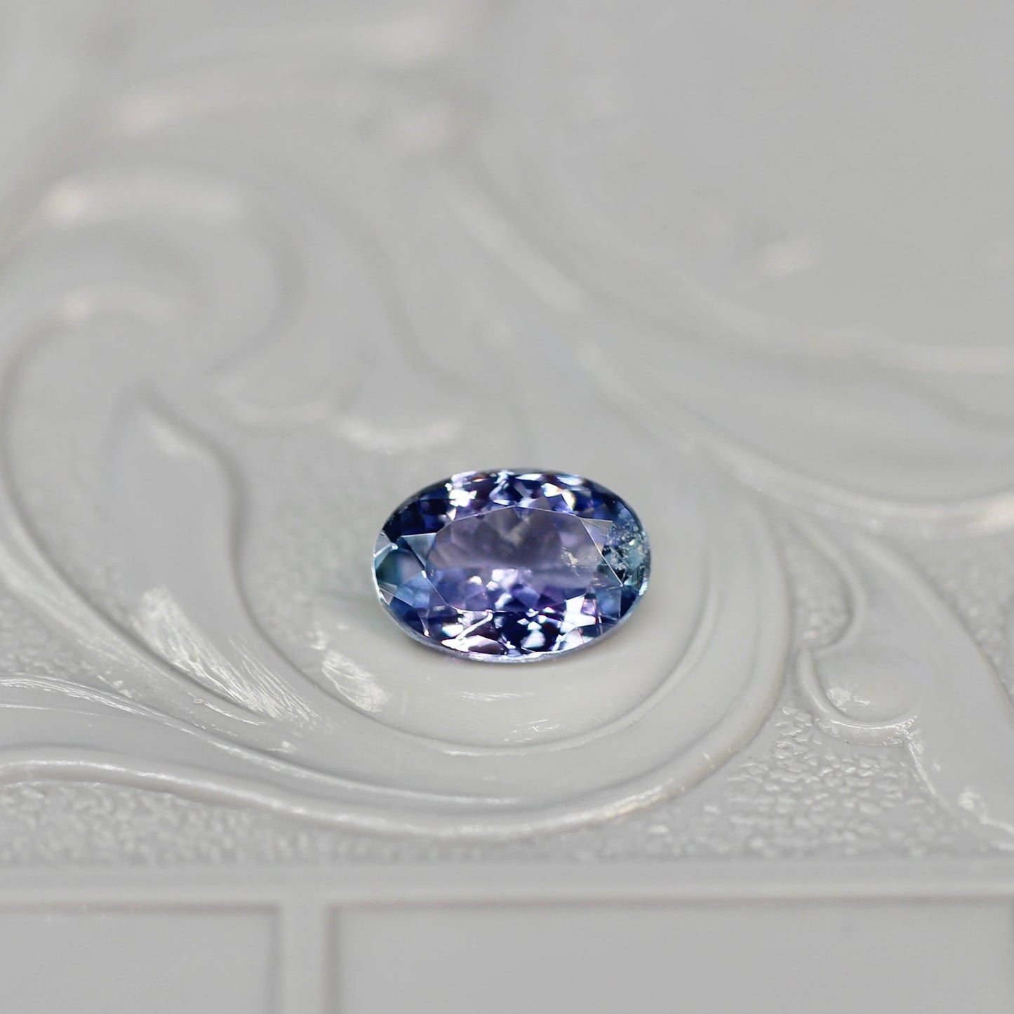 バイカラーゾイサイト 0.75ct オーバルカット 7.1mm×4.9mm×3.1mm【MJ2593】
