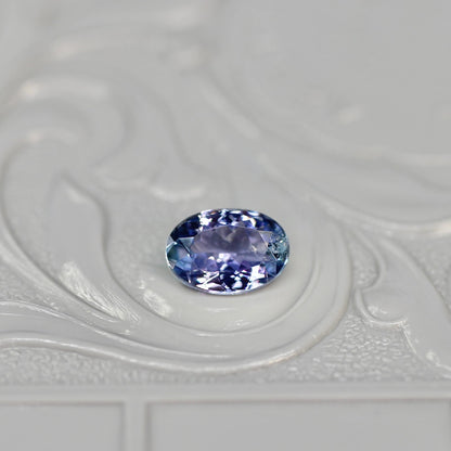 バイカラーゾイサイト 0.75ct オーバルカット 7.1mm×4.9mm×3.1mm【MJ2593】