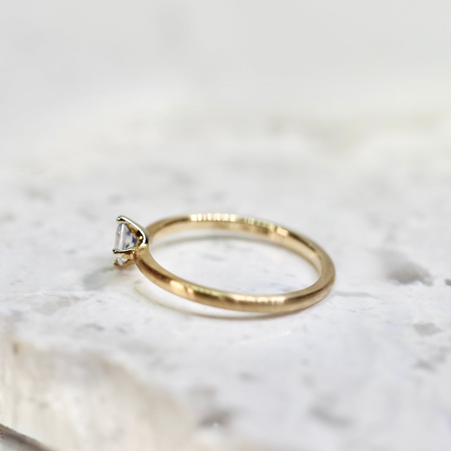 シルキーホワイトサファイア 0.3ct プリンセスカット K10WG×K10YG 4本爪(立て爪)×テーパーアーム(マット)【MJ2845】