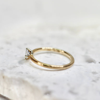 シルキーホワイトサファイア 0.3ct プリンセスカット K10WG×K10YG 4本爪(立て爪)×テーパーアーム(マット)【MJ2845】