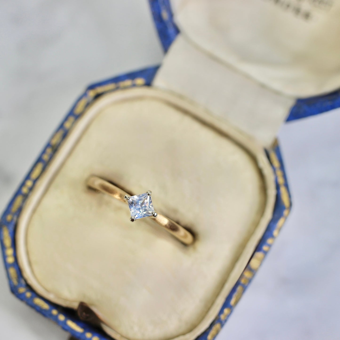 シルキーホワイトサファイア 0.3ct プリンセスカット K10WG×K10YG 4本爪(立て爪)×テーパーアーム(マット)【MJ2845】