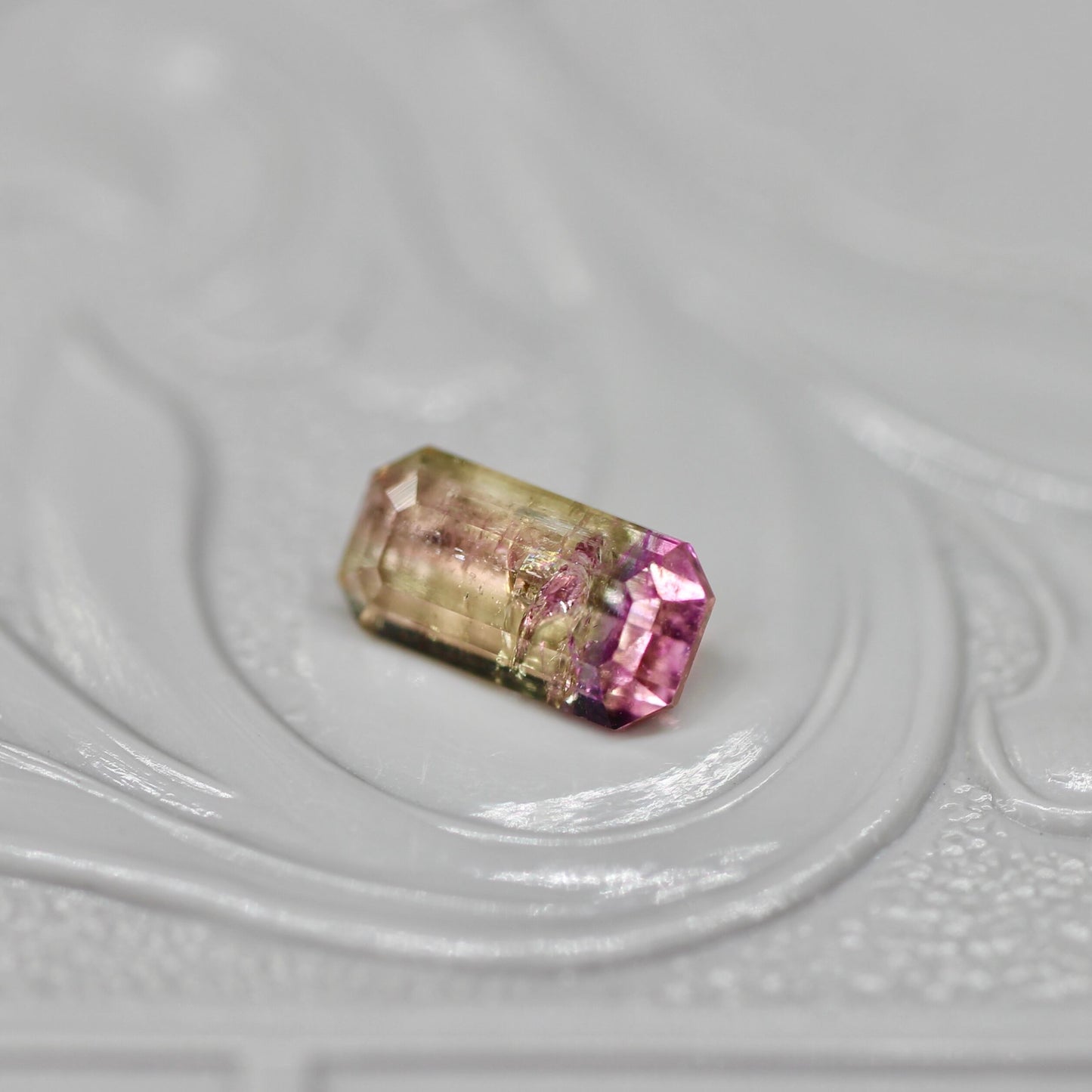 パーティーカラードトルマリン 0.60ct エメラルドカット 6.8mm×3.4mm×2.9mm【MJ2664】