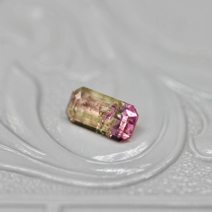パーティーカラードトルマリン 0.60ct エメラルドカット 6.8mm×3.4mm×2.9mm【MJ2664】
