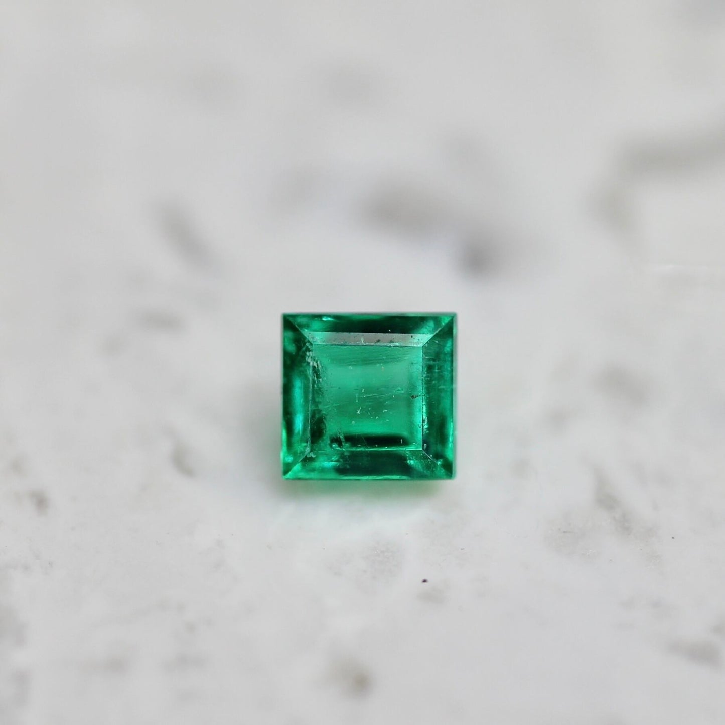 エメラルド 0.13ct スクエアカット 3.0mm×3.0mm×2.2mm【MJ2674】
