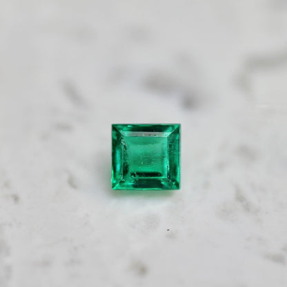 エメラルド 0.13ct スクエアカット 3.0mm×3.0mm×2.2mm【MJ2674】